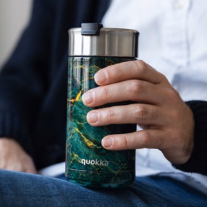 Quokka Boost Coffee Tumbler roostevabast terasest termokruus sõelaga, 400 ml, Rohekivi