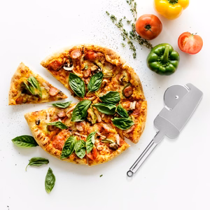 Pizza cutter with cutting wheel, edge-cutting teeth and clamping spatula