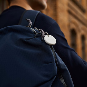 Valge Chipolo POP Bluetooth-jälgija vahetatava patareiga iOS-i ja Androidi seadmetele