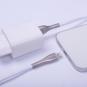 Forever Sleek kaabel USB - Lightning 1,0 m 2.4A valge