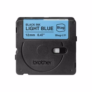 Brother BTAG-L31 – Btag etiketilint, must kiri helesinine taustal