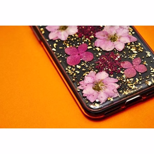 Puro Glam Hippie Chic ümbris seadmele iPhone XR, ehtsate roheliste õielehtedega