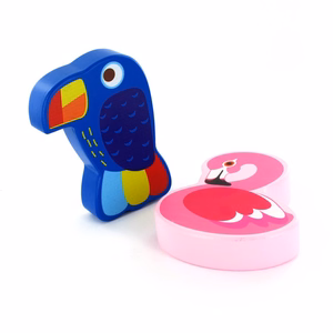 Puidust kõristi Flamingo või Tukaan, juhuslik mudel