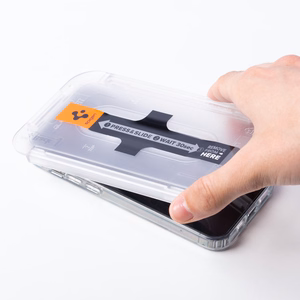 Spigen Glas.tR EZ Fit karastatud klaas iPhone 13 / 13 Pro / 14 / 16e jaoks - 2 tk.