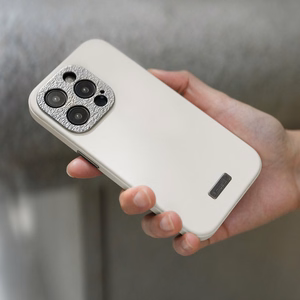 Moshi Napa MagSafe kvaliteetsest vegannahast ümbris seadmele iPhone 15, Eggnog White värvitoonis