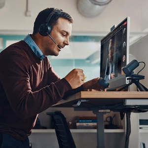 HP Poly Voyager Focus 2-M USB-C-C kõrvaklapid USB-C/A adapter laadimisalus