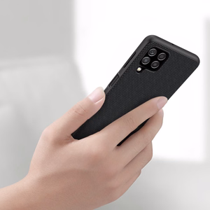 Nillkin Textured Case vastupidav tugevdatud ümbris koos geelraami ja nailonist tagaküljega Samsung Galaxy A22 4G mustale küljele