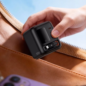 Acefast Z10 GaN 100 W 3 × USB laualaadija sissetõmmatava USB-C-kaabli ja TFT-ekraaniga, must