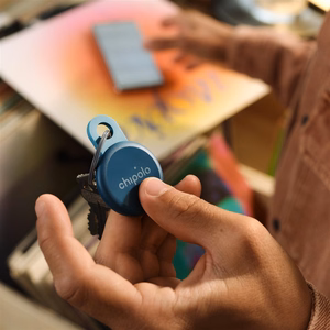 Chipolo LOOP – перезаряжаемый Bluetooth трекер с силиконовой петлей iOS & Android, 4col_Charcoal_Chalk_Navy_Coral