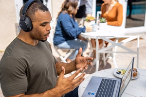 Poly Voyager Surround 80 UC Microsoft Teams sertifitseeritud USB-C kõrvaklapid + USB-C/A adapter