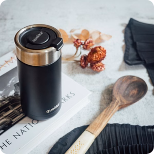 Quokka Boost Coffee Tumbler roostevabast terasest termokruus sõelaga, 400 ml, Süsimust