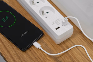 Rebel pikendusjuhe, 3 pistikupesa + 2 USB-pesa, lülitiga, 5 m