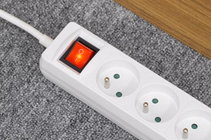 Rebel pikendusjuhe, 3 pistikupesa + 2 USB-pesa, lülitiga, 5 m
