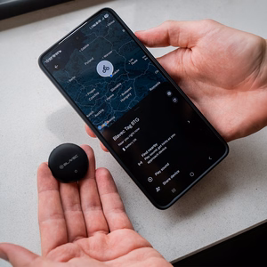 Must Blavec BTG-02 Bluetooth-esemejälgija võtmerõngaga Apple'i ja Androidi seadmetele (BTBTG02-B)