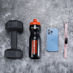 Rockbros 750 ml rattapudel - läbipaistev must punase huulikuga