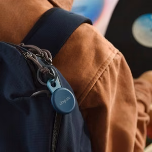 Chipolo LOOP – laetav Bluetooth-jälgimisseade silikoonrihmaga iOS-i ja Androidi jaoks, tumesinine