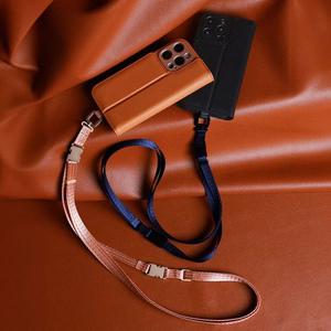 Moshi Overture MagSafe ümbris seadmele iPhone 16 Pro, eemaldatava vegannahast rahakotiga, Caramel Brown värvitoonis