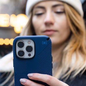 Speck Presidio2 Grip ümbris seadmele iPhone 15 Plus / 14 Plus, libisemiskindla haardega, Coastal Blue / Black / White värvikombinatsioon
