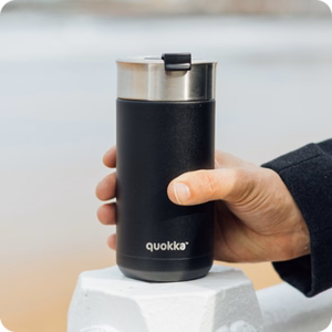 Quokka Boost Coffee Tumbler roostevabast terasest termokruus sõelaga, 400 ml, Süsimust