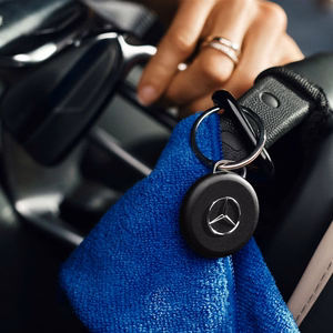 Chipolo LOOP Mercedes — перезаряжаемый Bluetooth-трекер с силиконовой петлей для iOS и Android, черный