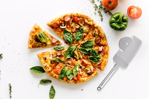 Pizza cutter with cutting wheel, edge-cutting teeth and clamping spatula