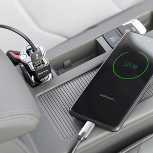 Auto FM-saatja Bluetooth-funktsiooniga (2 USB-pesa)