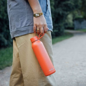 Quokka Solid With Strap roostevabast terasest rihmaga termopudel, 630 ml, Oranž