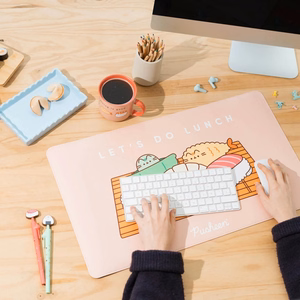 Pusheen Sushi Roll XXL PU-nahast mängu- ja lauamatt, 60 × 35 cm