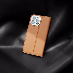 Moshi Overture MagSafe ümbris seadmele iPhone 16 Pro, eemaldatava vegannahast rahakotiga, Caramel Brown värvitoonis