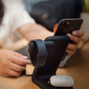 STM ChargeTree Swing 3-in-1 laadimisjaam telefonile, AirPodsile ja Apple Watchile, must