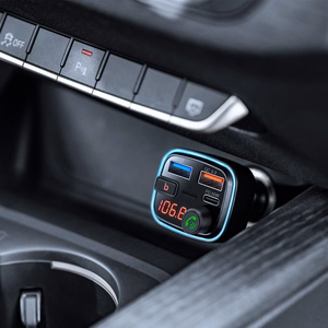 Bluetoothi, 2 USB-pordi ja USB-C-ga auto FM-saatja
