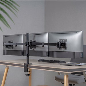 Kolme monitori 17"-27" lauakinnitus
