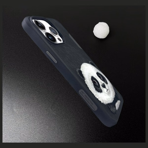 Nimmy Big Eyed Pet 2.0 Panda ümbris jaoks iPhone 15 Pro - must