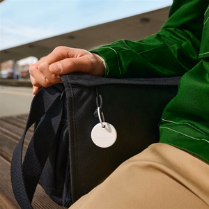 Valge Chipolo POP Bluetooth-jälgija vahetatava patareiga iOS-i ja Androidi seadmetele