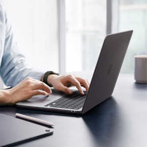 Spigen AirSkin ümbris MacBook Air 13" 2023 / 2024 / 2025 / 2026 jaoks – poolläbipaistev