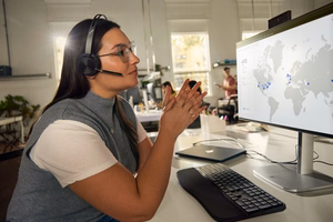 HP Poly Voyager Focus 2-M USB-C-C kõrvaklapid USB-C/A adapter laadimisalus