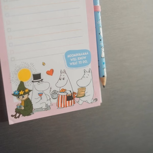 Moomins magnetiline külmkapile kinnitatav ostunimekirjaplokk pliiatsiga, 10 × 21 cm