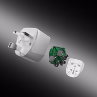 SBS UK Travel Adapter - Universal - Valge