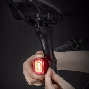 Rockbros Q2S LED tagumine jalgrattatuli Smart Stop System süsteemiga + USB-C - USB-A kaabel - must