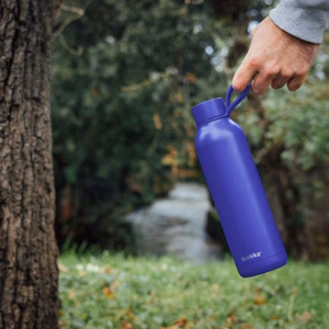 Quokka Solid With Strap roostevabast terasest rihmaga termopudel, 630 ml, Hämarikusinine