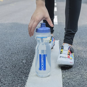 Rockbros 750 ml rattapudel - läbipaistev sinise huulikuga