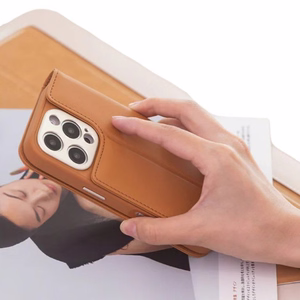 Moshi Overture MagSafe ümbris seadmele iPhone 16 Pro, eemaldatava vegannahast rahakotiga, Caramel Brown värvitoonis