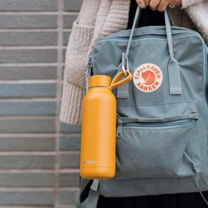Quokka Solid With Strap roostevabast terasest termospudel, 510 ml, Mustard