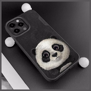 Nimmy Big Eyed Pet 2.0 Panda ümbris jaoks iPhone 15 Pro - must