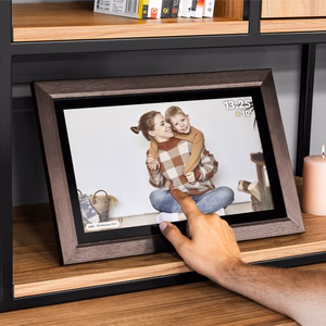 Kruger&Matz FRAMEO Wi-Fi 15,6-tolline digitaalne pildiraam puitraamiga