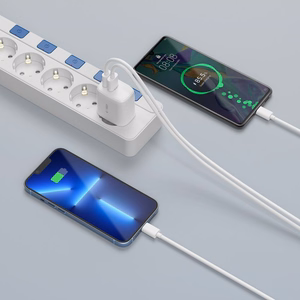 Tech-Protect C20W USB-C PD 20W / USB-A QC 3.0 Laadija koos USB-C / Lightning Kaabel - valge