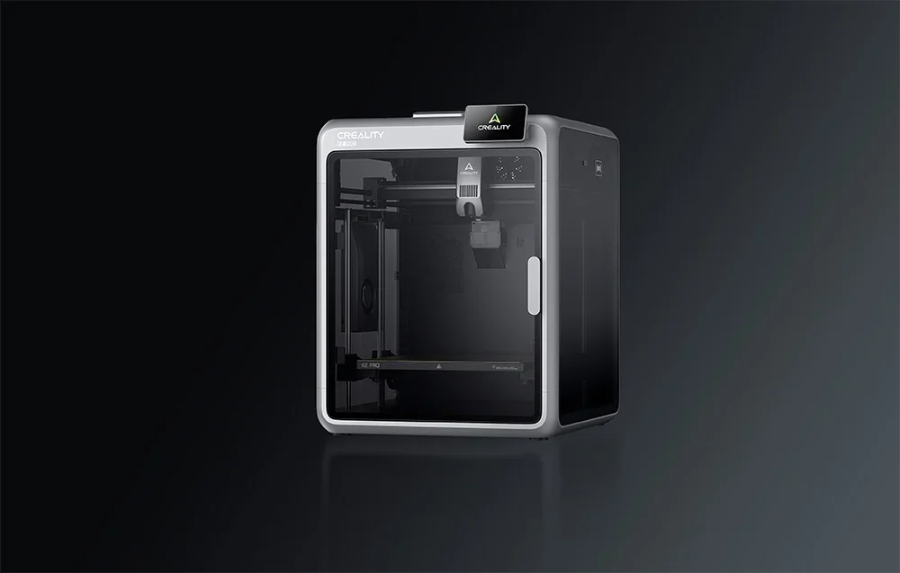 Hõbedane ja must Creality 3D-printer läbipaistvate seintega tumedal taustal