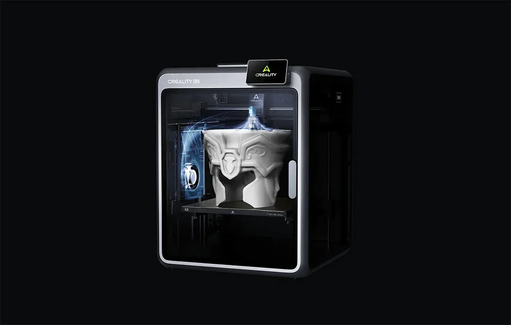 Creality 3D-printer prindib valget skulptuuri valgustatud töökambris