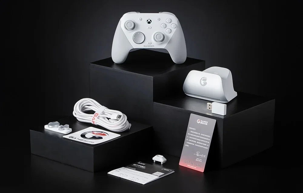 GameSiri tarvikukomplekt: kontroller, dokk, kaabel, katted, juhend ja kleebised.