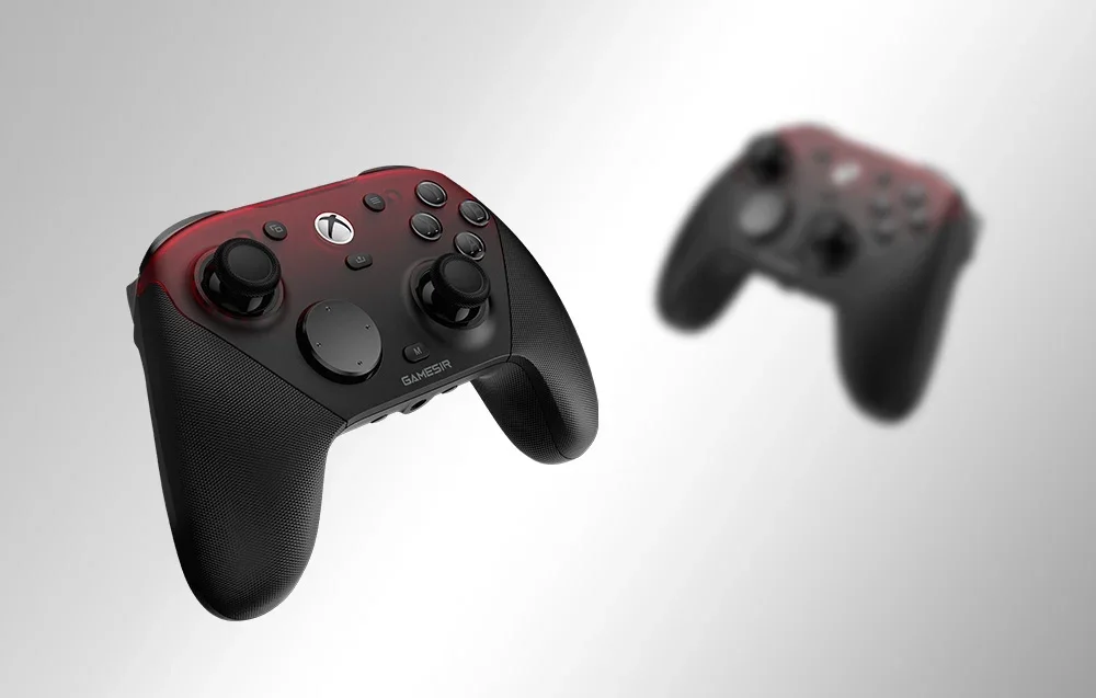 Kaks must-punast GameSiri kontrollerit heledal taustal, üks esiplaanil ja teine udune.